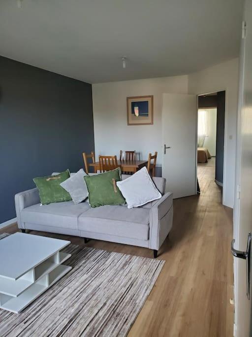 Appartement Moderne Et Equipe LʼIsle-Jourdain Dış mekan fotoğraf