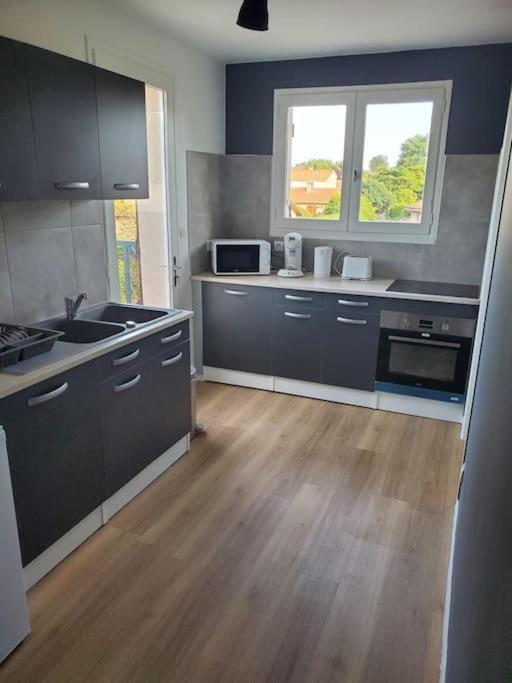Appartement Moderne Et Equipe LʼIsle-Jourdain Dış mekan fotoğraf