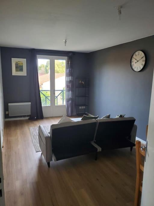 Appartement Moderne Et Equipe LʼIsle-Jourdain Dış mekan fotoğraf